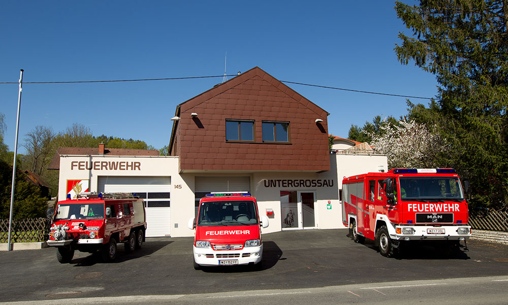 Feuerwehrhaus Untergroßau mit Autos